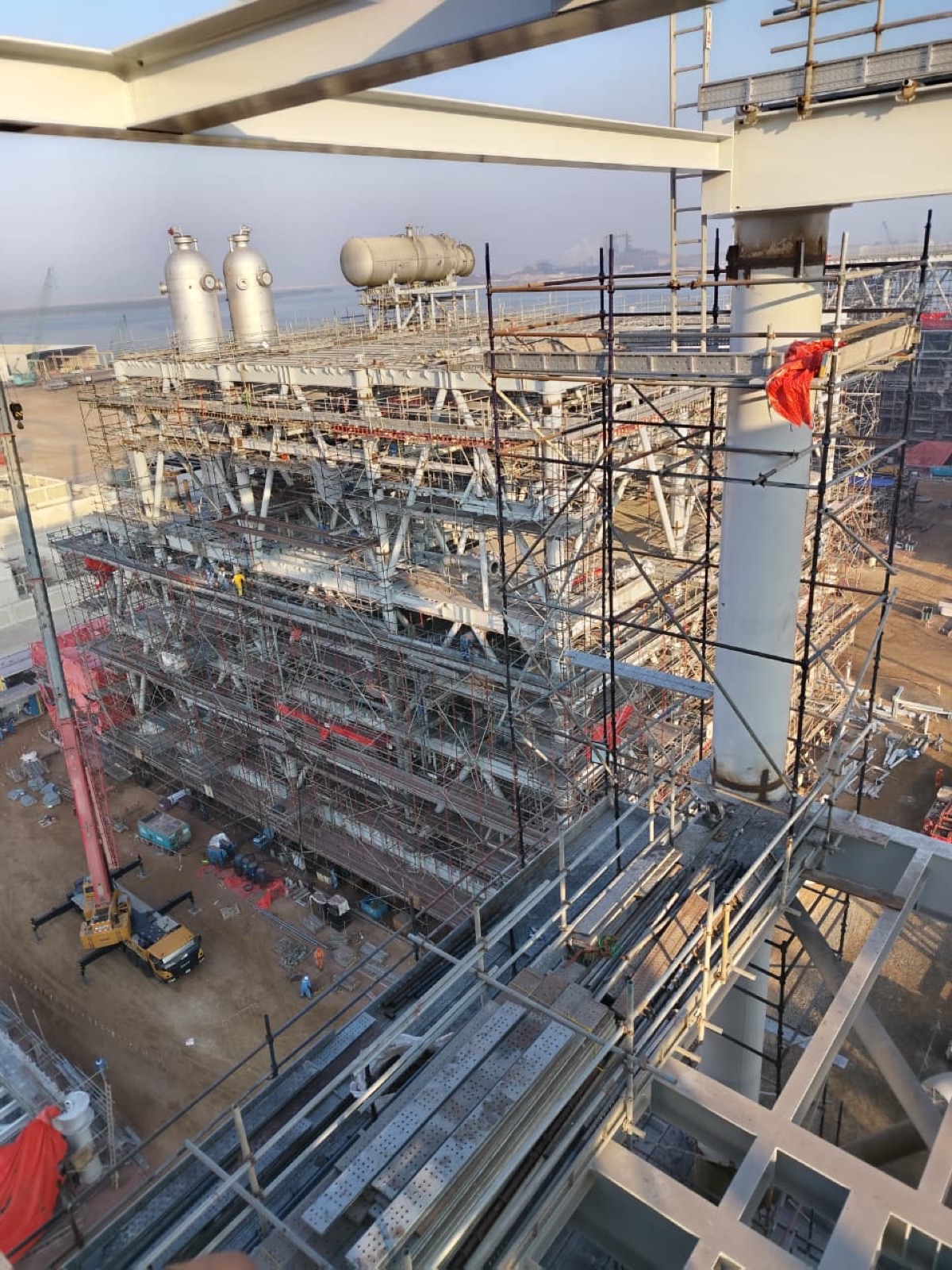 Process vessels installed on structural steel module